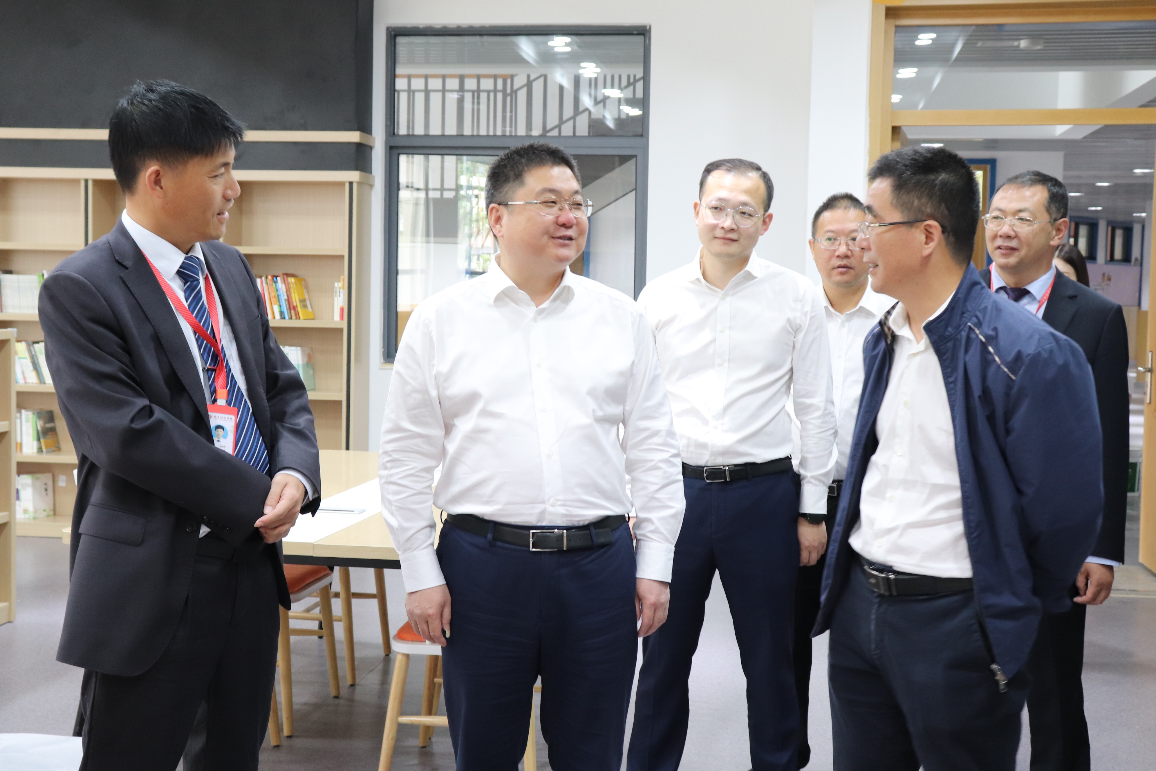 吳興區(qū)區(qū)長潘永鋒、吳興區(qū)教育局局長張志宏蒞臨我校指導工作