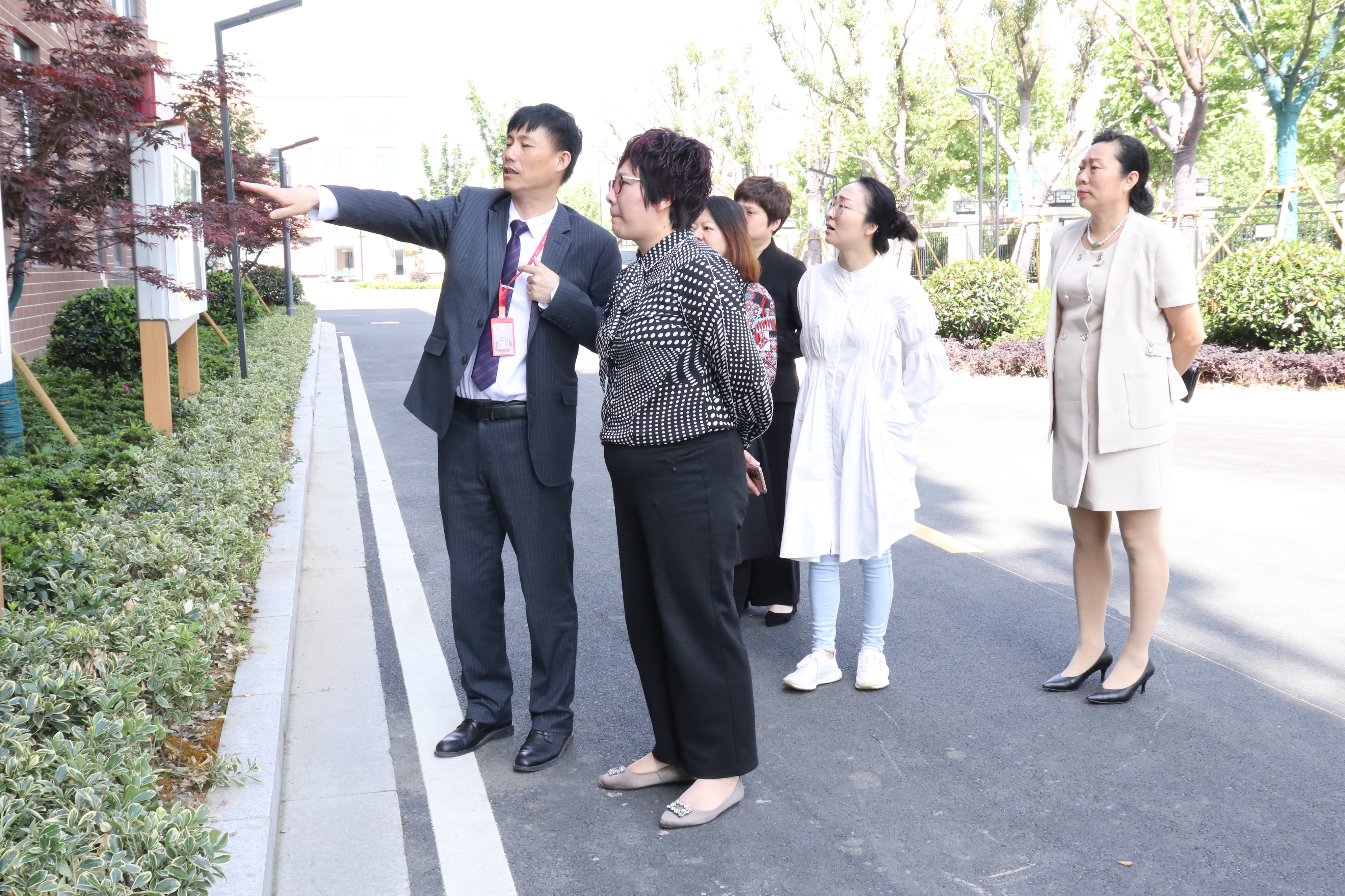 【培文資訊】明君教育管理集團執(zhí)行總裁沈慧琦一行蒞臨我校考察交流