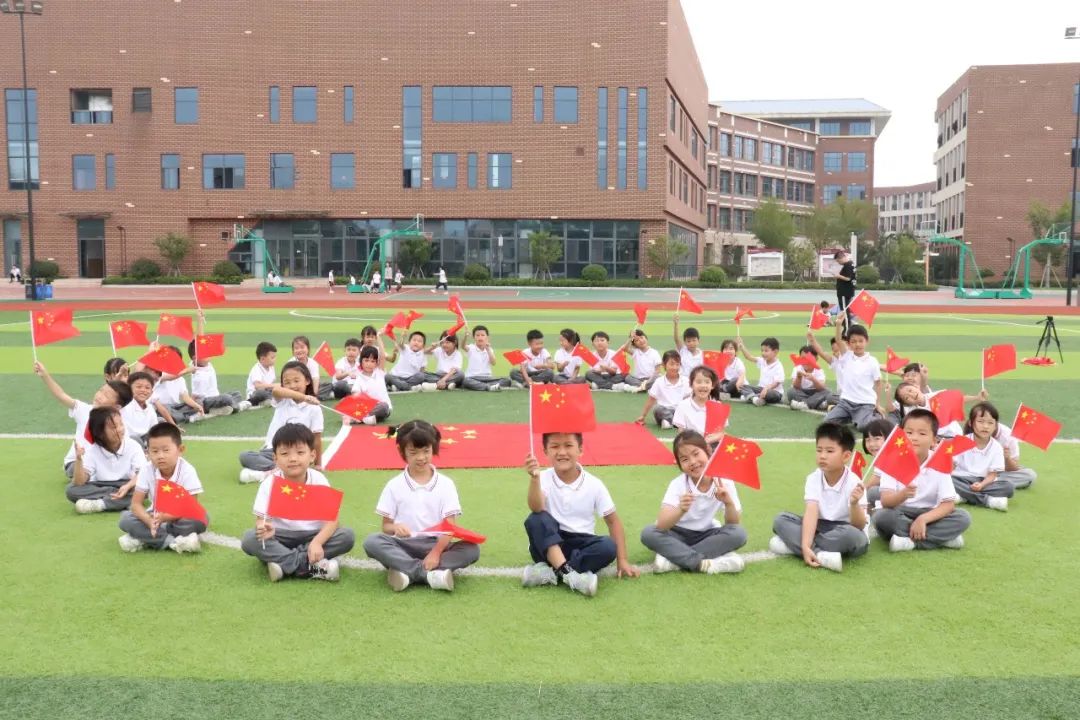 【國慶獻(xiàn)禮（三）】點(diǎn)擊領(lǐng)取培文專屬九宮格