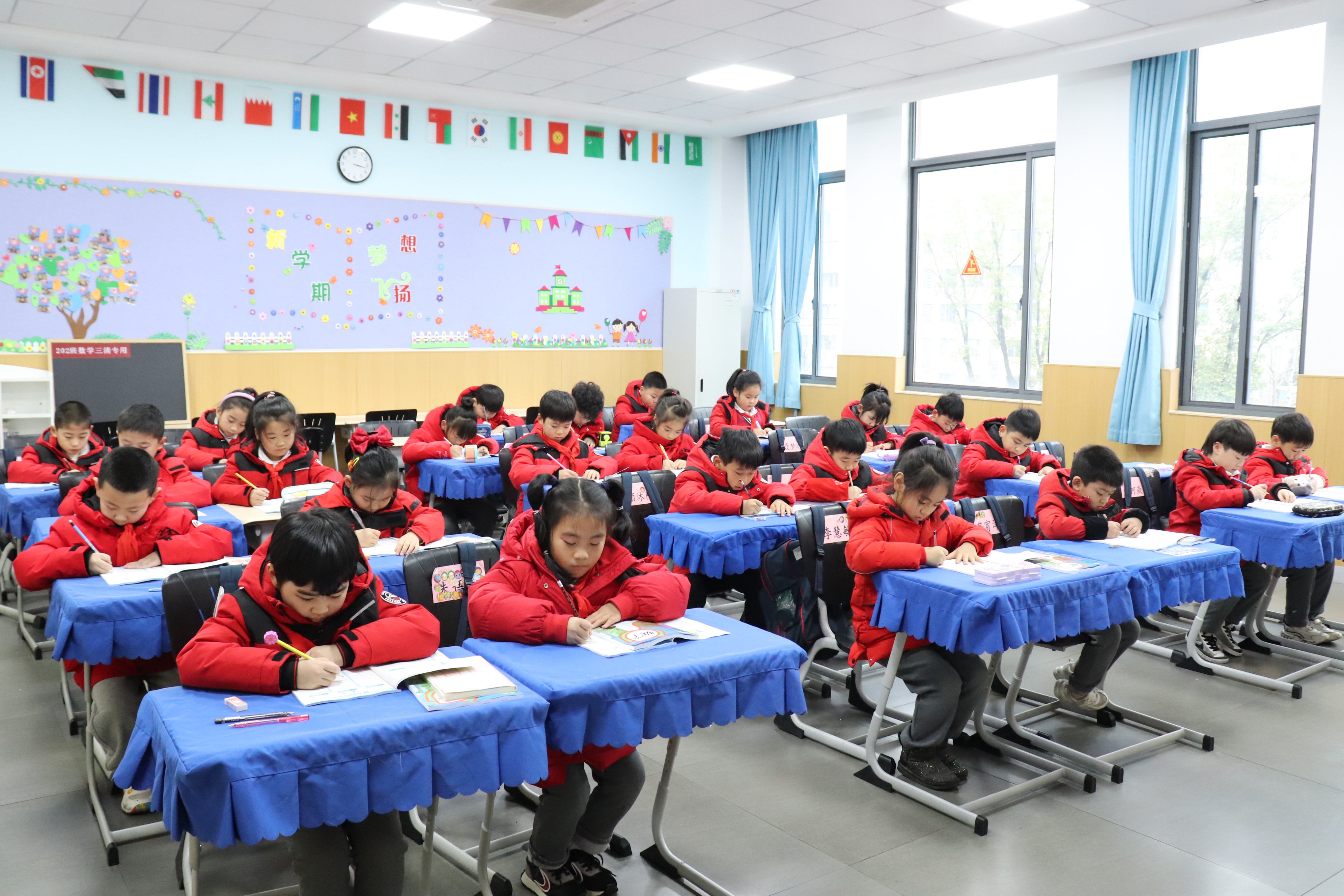 【開學(xué)季】金兔賀新歲 共赴新征程